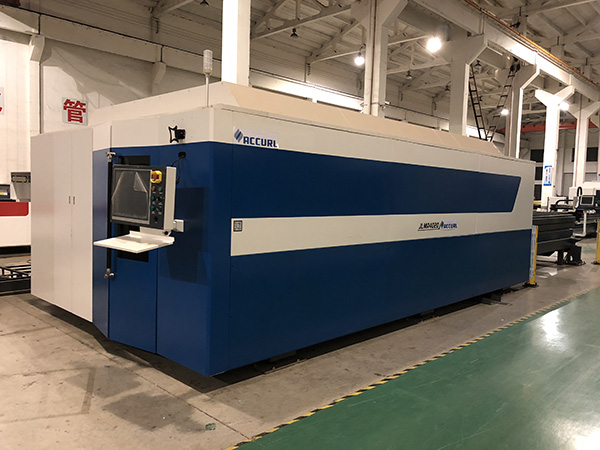 Станок для резки труб и листового металла с полностью замкнутым устройством смены поддонов